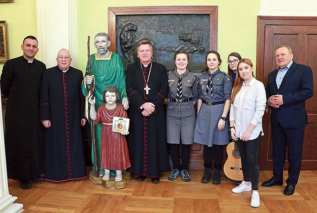 Dzięki przychylności arcybiskupa wrocławskiego oraz z jego inspiracji w parafii powstało prężne duszpasterstwo młodzieży.