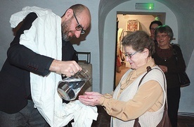 Dr Grzegorz Niemyjski przy okazji swoich wystaw omywa ręce zwiedzającym. To gest nawiązujący  do umycia rąk przez Piłata i mycia nóg uczniom  przez Jezusa.