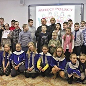 Laureaci z bp. Henrykiem Tomasikiem, Ewą Majcher i dziewczynkami ze scholi z parafii pw. św. Kazimierza w Radomiu, które śpiewały podczas finału.