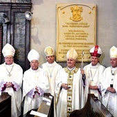 Wspólne zdjęcie przy tablicy upamiętniającej ingres  bp. Ignacego do katedry.