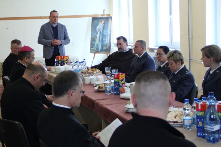 Spotkanie więźniów, funkcjonariuszy i kapelanów z biskupem