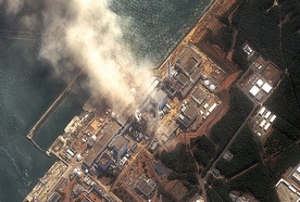 Zdjęcie satelitarne elektrowni jądrowej Fukushima, wykonane po trzęsieniu ziemi w 2011 r. W usytuowanej nad Pacyfikiem elektrowni zniszczeniu uległy trzy z sześciu reaktorów.  Osiem lat po katastrofie wciąż nie wiemy, jaka jest sytuacja w zniszczonych budynkach.