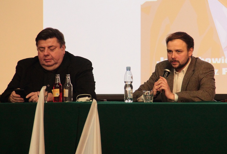 Piotr Semka (z lewej) i Jan Hlebowicz w trakcie spotkania autorskiego w sali BHP.