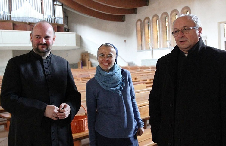 Od lewej: ks. Konrad Jaworecki, s. Joanna Nowińska i ks. Fryderyk Tarabuła.