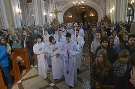 Na zakończenie rekolekcji młodzi przyszli do radomskiej katedry, by uczestniczyć w Mszy św.