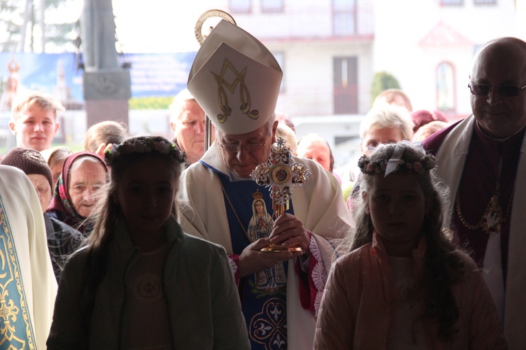 Wprowadzenie relikwii dzieci fatimskich do parafii w Mąkolicach