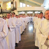 Mężczyźni pochodzą z różnych stron diecezji.