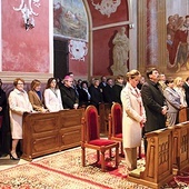 Modlitwa pary prezydenckiej w kaplicy.