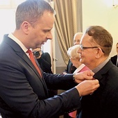 ▲	Ks. dr Aleksander Radecki odbiera Złoty Krzyż Zasługi.