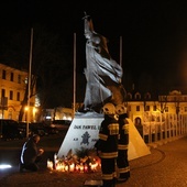 Pod łowickim pomnikiem papieża wartę zaciągnęli strażacy. 