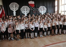 Konkurs "Do hymnu". W PSP nr 1 w Rudniku nad Sanem zaśpiewało go kilkadziesiąt uczniów.