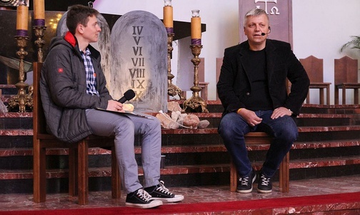 Krzysztof Kurek w rozmowie z Michałem Rajsem opowiedział o swoim życiu i odnalezieniu Jezusa.