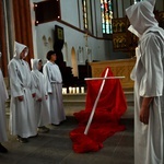 Droga Krzyżowa uczniów z Bobrowa w koszalińskiej katedrze