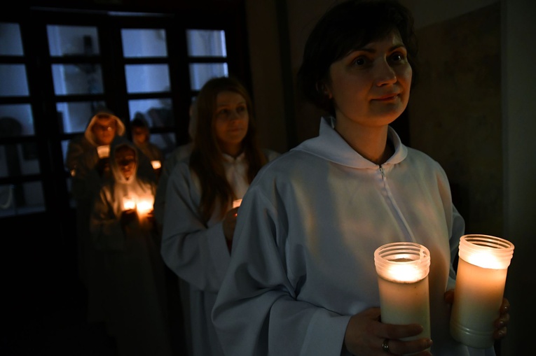 Droga Krzyżowa uczniów z Bobrowa w koszalińskiej katedrze