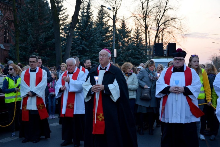 W Żyrardowie w Drodze Krzyżowej ulicami miasta uczestniczył biskup ordynariusz.