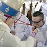 Przed nałożeniem krzyża każdy kandydat na ceremoniarza czy lektora ucałował symbol Chrystusowej męki.