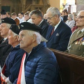 Żołnierze i kombatanci podczas Mszy św. w katedrze świdnickiej.