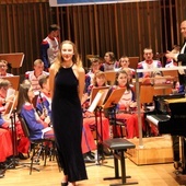 Orkiestrą Grandioso dyrygował Dariusz Krajewski. Na fortepianie zagrała Natalia Brandt.