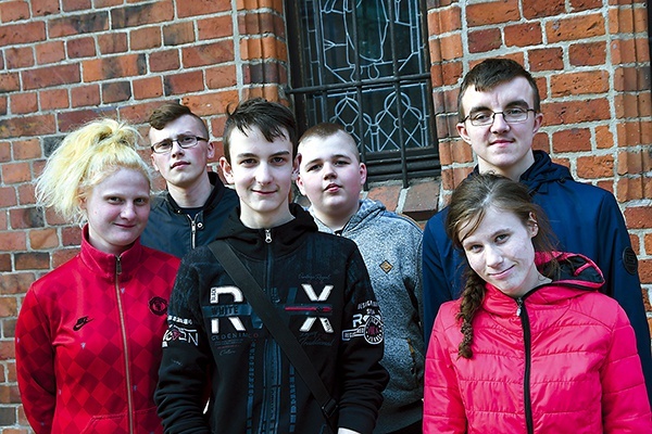 Uczniowie z Bobrowa biorący udział w inscenizacji przed koszalińską katedrą.