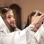 Chrystus ze wzniesionymi dłońmi zgadza się z wolą Ojca  – tak interpretuje swoją grę ks. Mateusz Wilczyński.