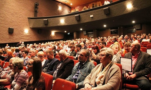 Publiczność na premierze filmu "Auschwitz - w sieci dobra".