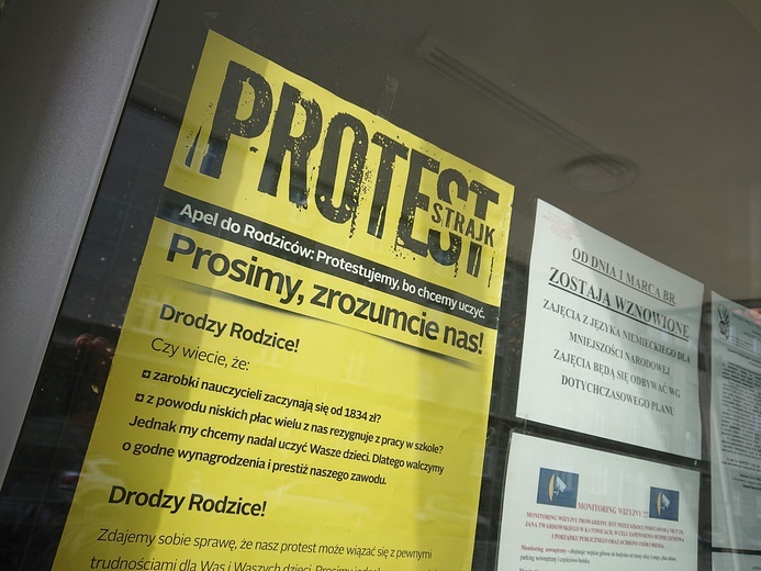 Na drzwiach strajkujących placówek wywieszono plakaty i prośby do rodziców o zrozumienie.