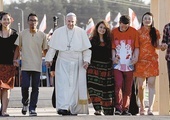 Franciszek do młodych: „Biegnijcie, pociągani przez to Oblicze, które adorujemy w świętej Eucharystii i rozpoznajemy w ciele cierpiącego brata. A kiedy dojdziecie tam, gdzie my jeszcze nie dotarliśmy, miejcie cierpliwość, żeby na nas zaczekać”.