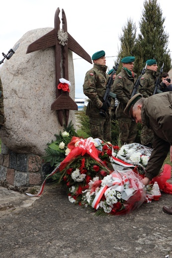 Apel pamięci ofiar katastrofy smoleńskiej na lotnisku Kętrzyn-Wilamowo