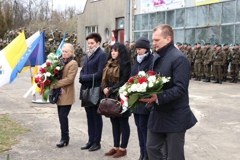 Apel pamięci ofiar katastrofy smoleńskiej na lotnisku Kętrzyn-Wilamowo