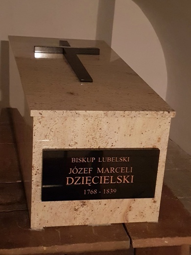 Abp Stanisław Budzik poświęcił w Kumowie sarkofag bp. Józefa M. Dzięcielskiego 