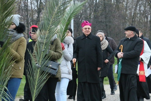 Droga Krzyżowa na terenie obozu na Majdanku