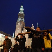 Tłum studentów przeszedł za krzyżem przez centrum Wrocławia