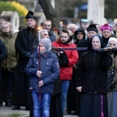 Krzyż nieśli kapłani, siostry zakonne, klerycy, przedstawiciele parafii i świdnickich grup apostolskich.