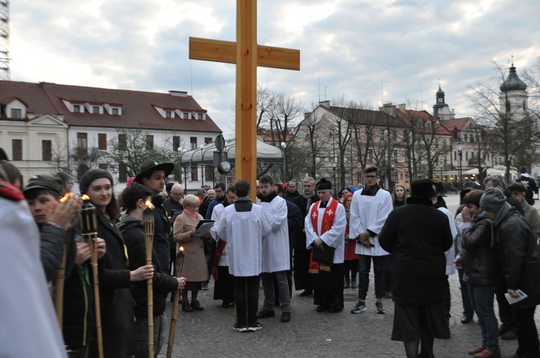 Uczestnicy procesji z krzyżem przeszli przez Stary Rynek