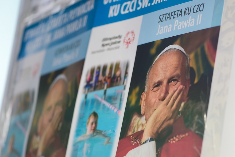 XIV Otwarta Sztafeta Pływacka ku Czci Jana Pawła II