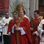 Biskup Ignacy w procesji z gałązką palmową.
