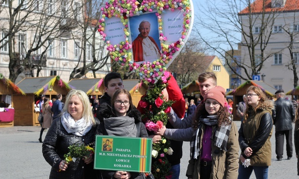 Młodzież z parafii na Korabce w swoją palmę ozdobiła cytatami i wizerunkiem św. Jana Pawła II, by uczucić 20. rocznicę wizyty świętego w Łowiczu 