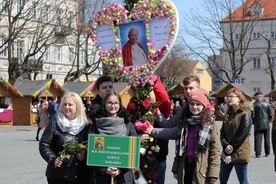 Młodzież z parafii na Korabce w swoją palmę ozdobiła cytatami i wizerunkiem św. Jana Pawła II, by uczucić 20. rocznicę wizyty świętego w Łowiczu 