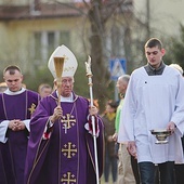 ▲	Mszy św. przewodniczył i plac pod budowę pobłogosławił  bp Andrzej F. Dziuba.