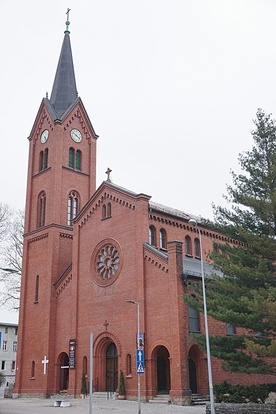 ▲	Kościół wybudowano  w stylu neogotyckim.