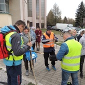 W drogę wyruszyli starsi i młodsi pątnicy.