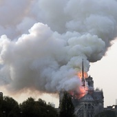 Tak upadła iglica paryskiej Notre-Dame