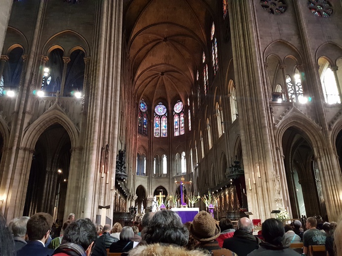 Paryż, katedra Notre Dame, 22.03.2019. Adoracja Korony Cierniowej.