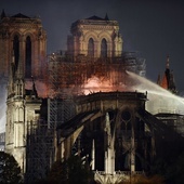 Płonąca katedra Notre Dame w Paryżu.