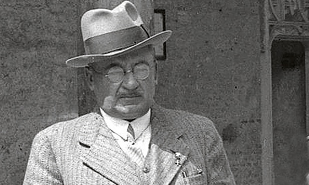 Profesor Adolf Szyszko-‑Bohusz na dziedzińcu Zamku Królewskiego na Wawelu, 1934 r.