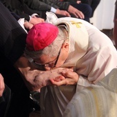 Po homilii nastąpiła liturgia obmycia nóg, nawiązująca do wydarzeń, które miały miejsce w Wieczerniku.