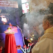 Po Eucharystii Najświętszy Sakrament został przeniesiony do ciemnicy.