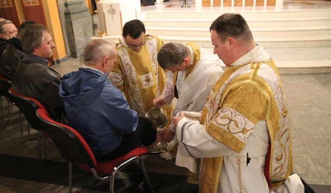 Bp Roman Pindel umył nogi dwunastu mężczyznom w katedrze św. Mikołaja.
