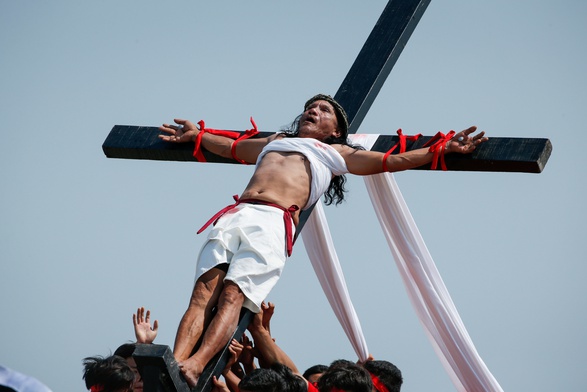 Filipińscy pokutnicy dali się przybić do krzyży