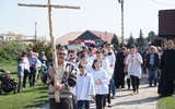 Parafianie nieśli krzyż i czytali rozważania męki Pańskiej.